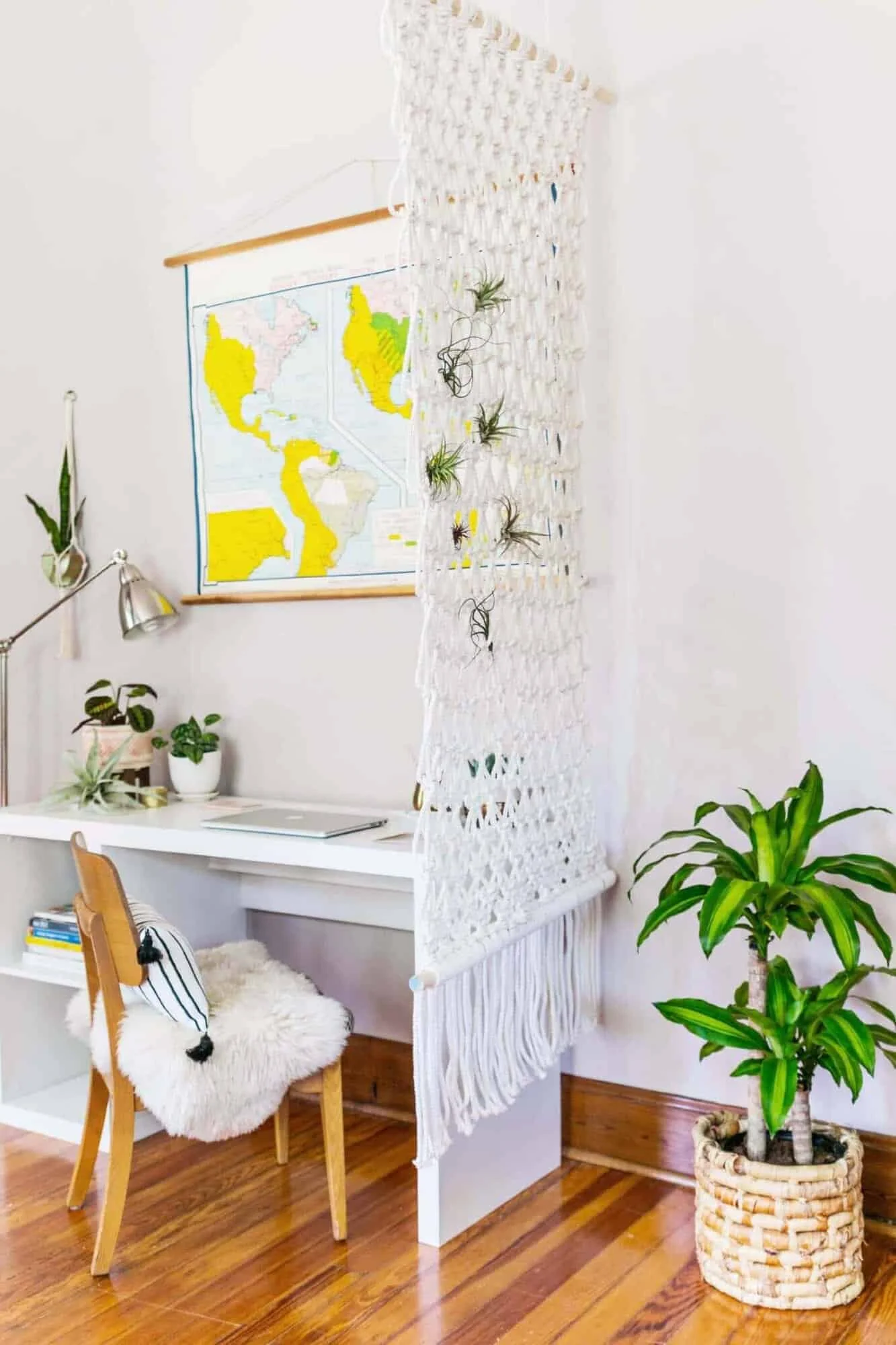 9. Divisor de habitaciones DIY sencillo con macramé