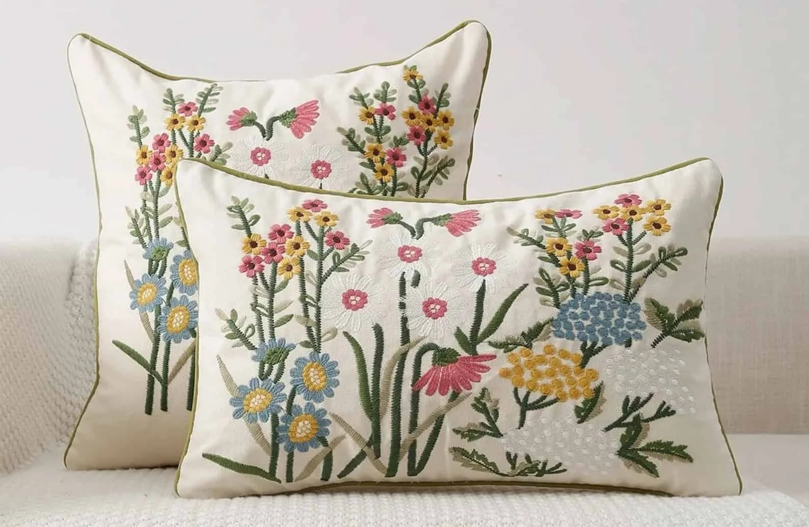 3. Almohada con bordado de flores del jardín