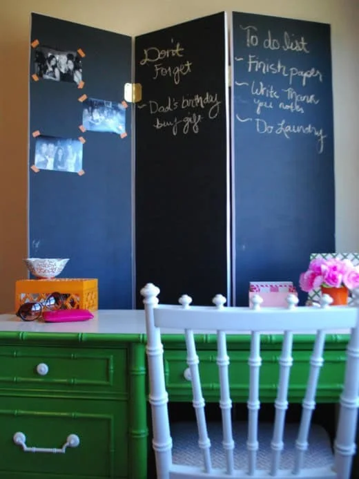 12. Divisor de habitaciones multifuncional DIY