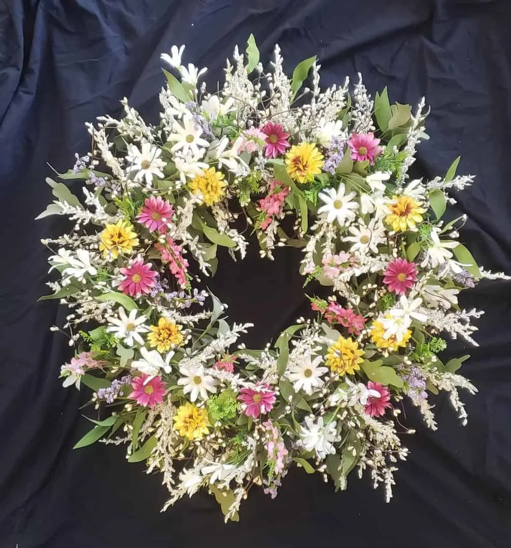 9. Schmuckkorb mit Margeriten und Zinnien