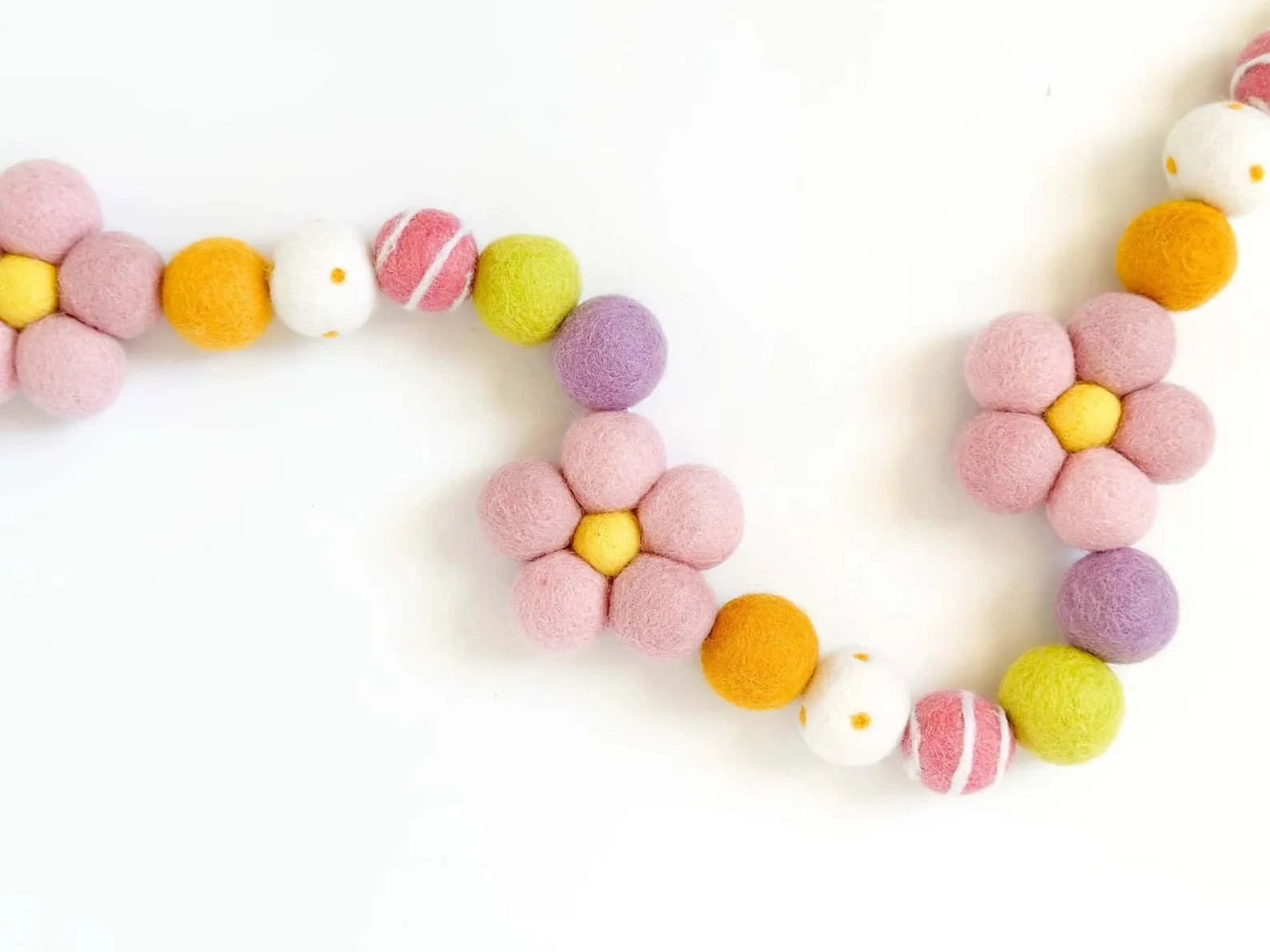 11. Guirlanda rosa primaveral de feltro con margaritas