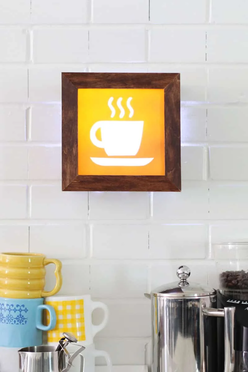 8. Decoración de cocina hecha por ti mismo - iluminación tipo cafetería