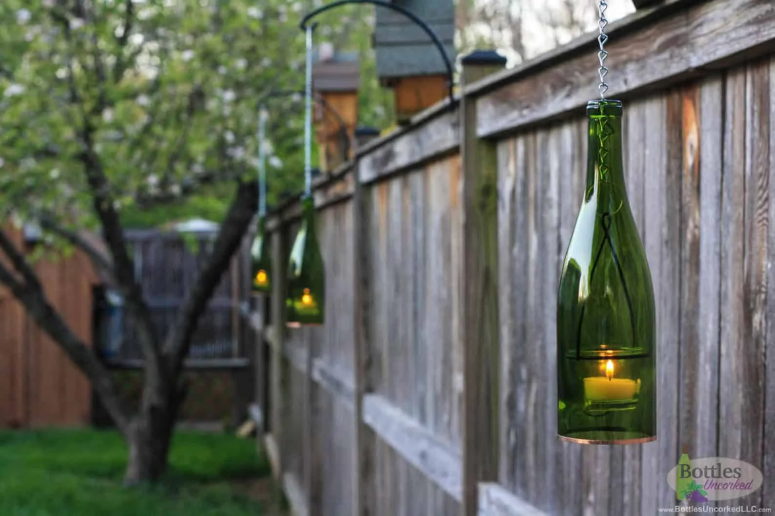 13. Faroles de vela hechos con botellas de vino verdes