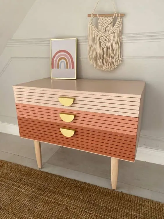 享受我们可爱的儿童床头柜收藏