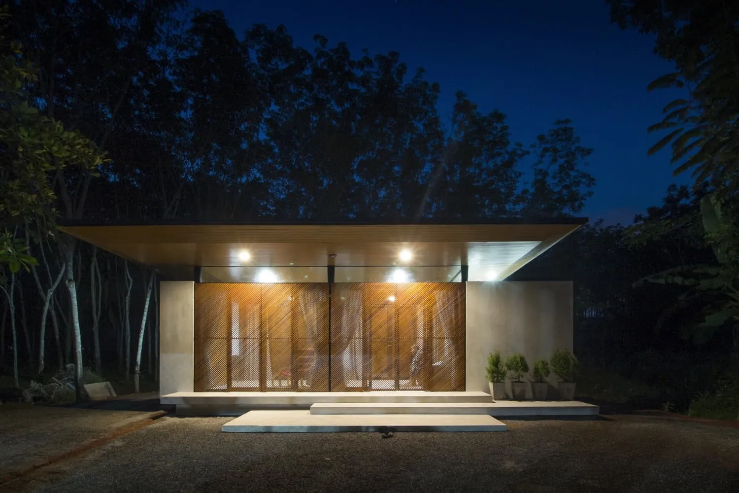 Fattahlung House by Architect Rakchai Noratedilok in Thailand