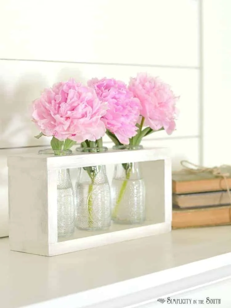 8. Florero rústico DIY usando botellas de leche de tienda en descuentos