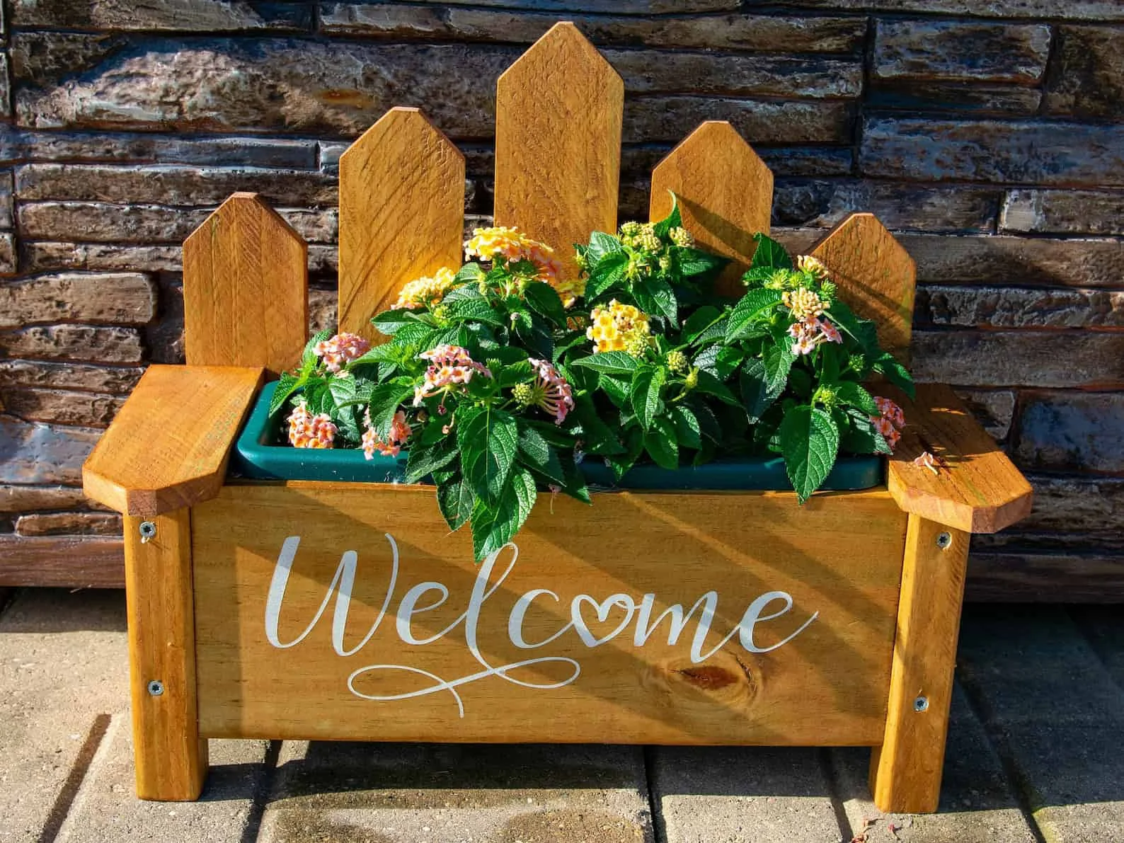 15. Banco de entrada con flores