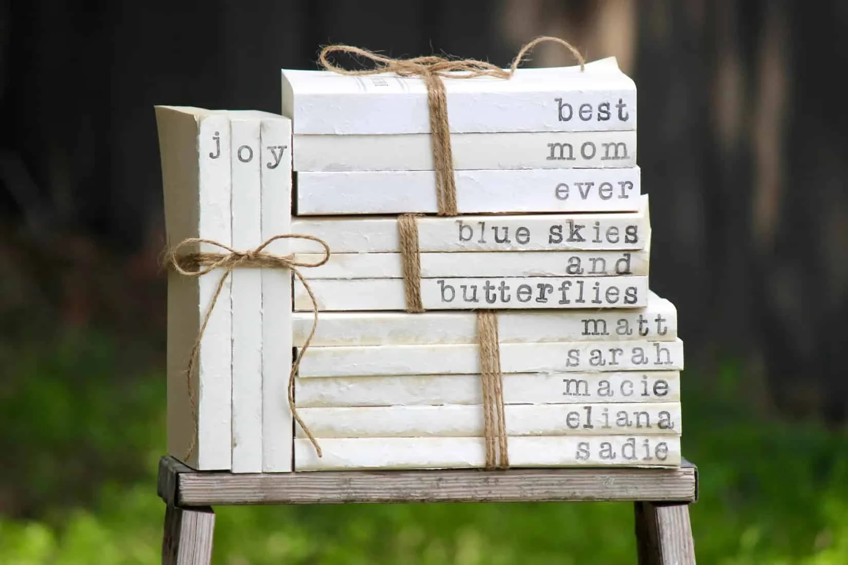 13. Pilas de libros a mano