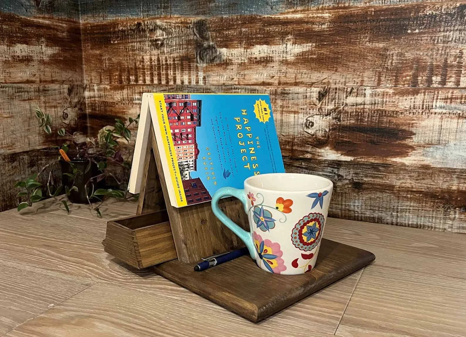 7. Soporte personalizado de madera para libros