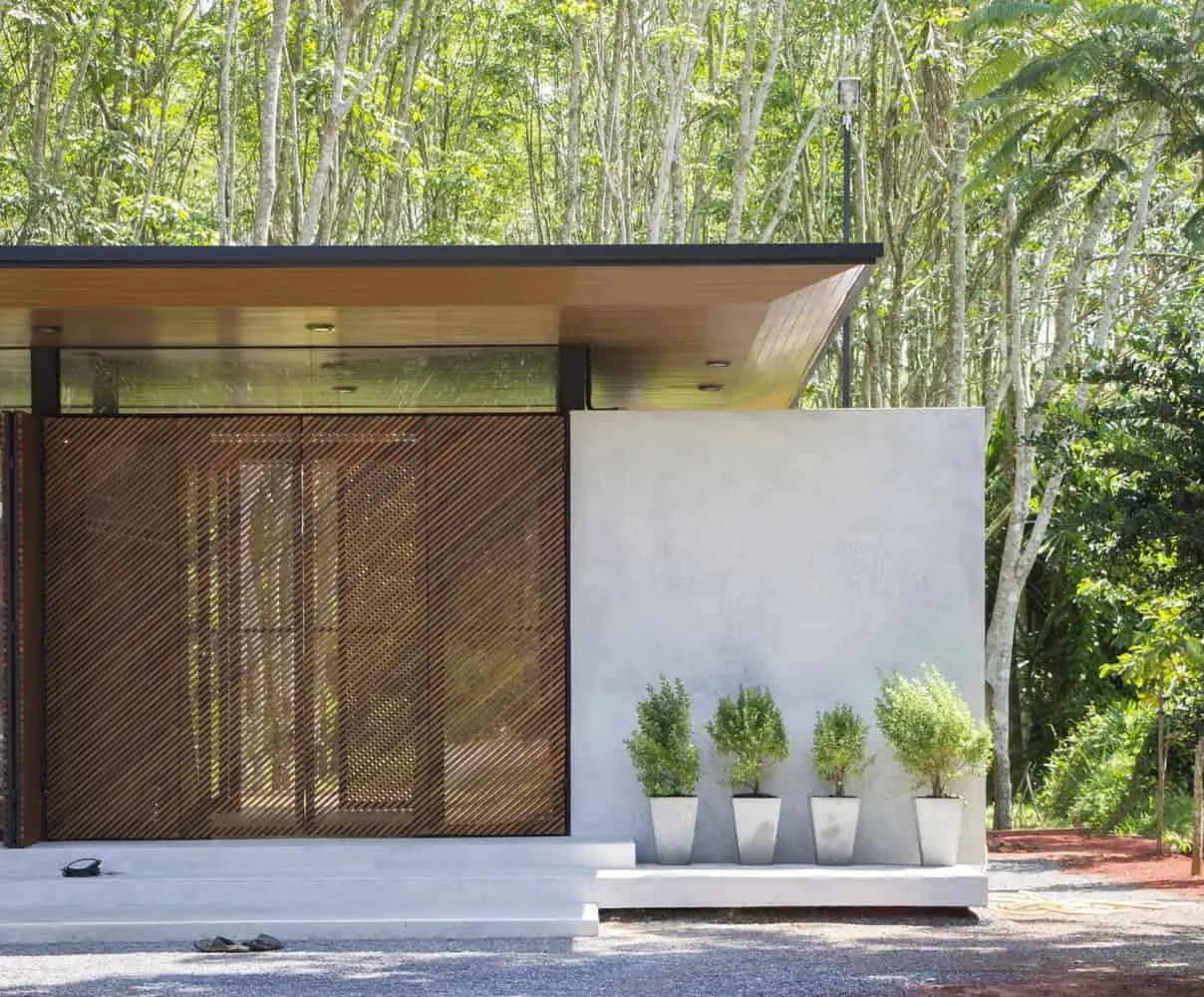 Fattahlung House by Architect Rakchai Noratedilok in Thailand