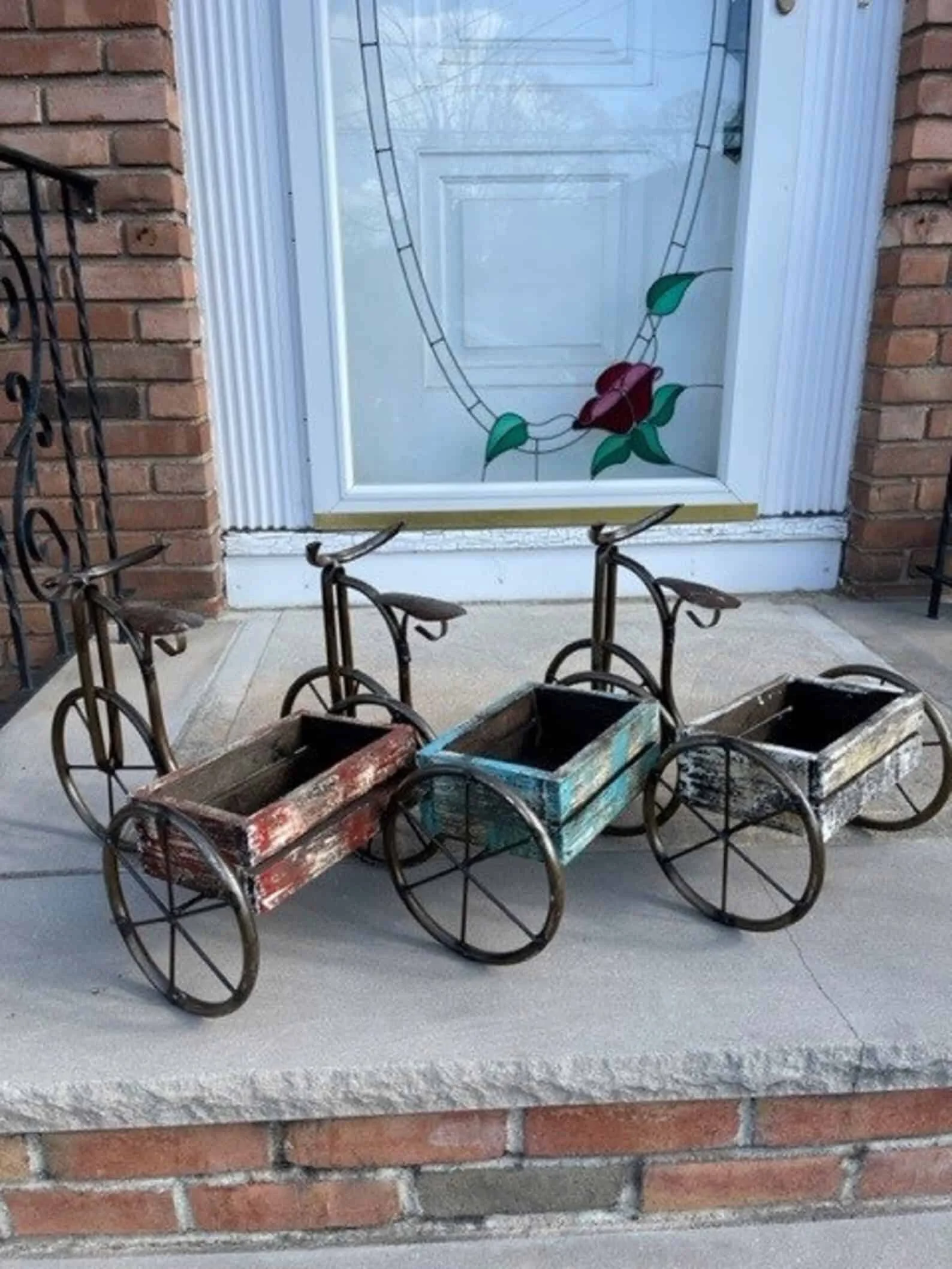10. Maceta vintage de madera con bicicleta metálica en granja