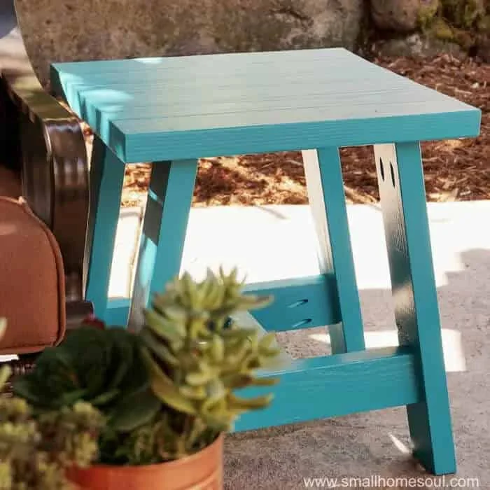 7. Haz una mesa al aire libre de 2x4