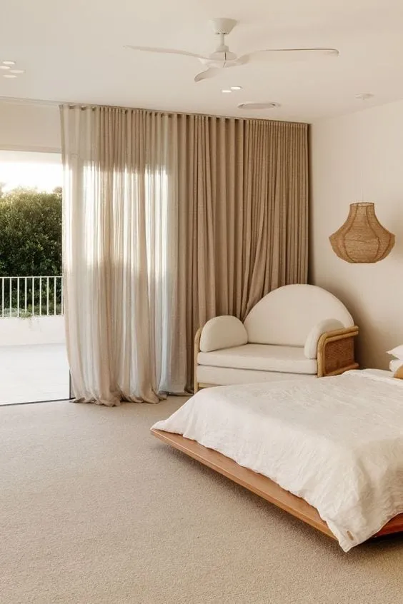 用中性色和暖色调打造温馨舒适的室内设计