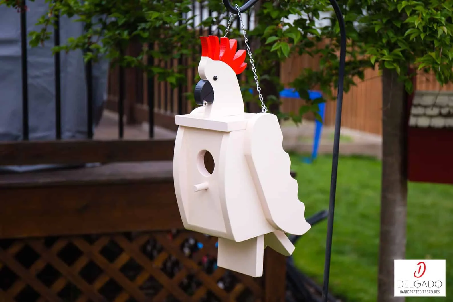 14. Casa para pájaros de madera con coco