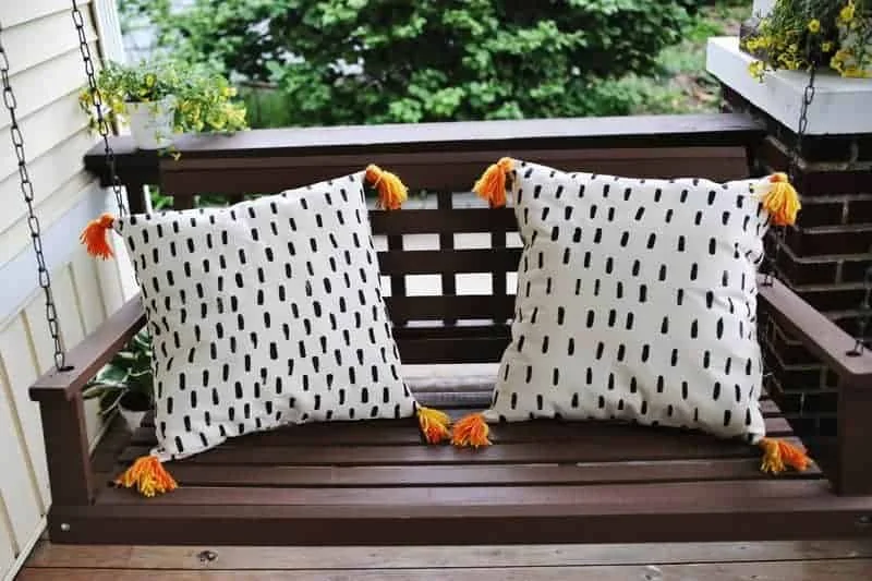 3. Decoración adorable de almohadas para terraza de DIY