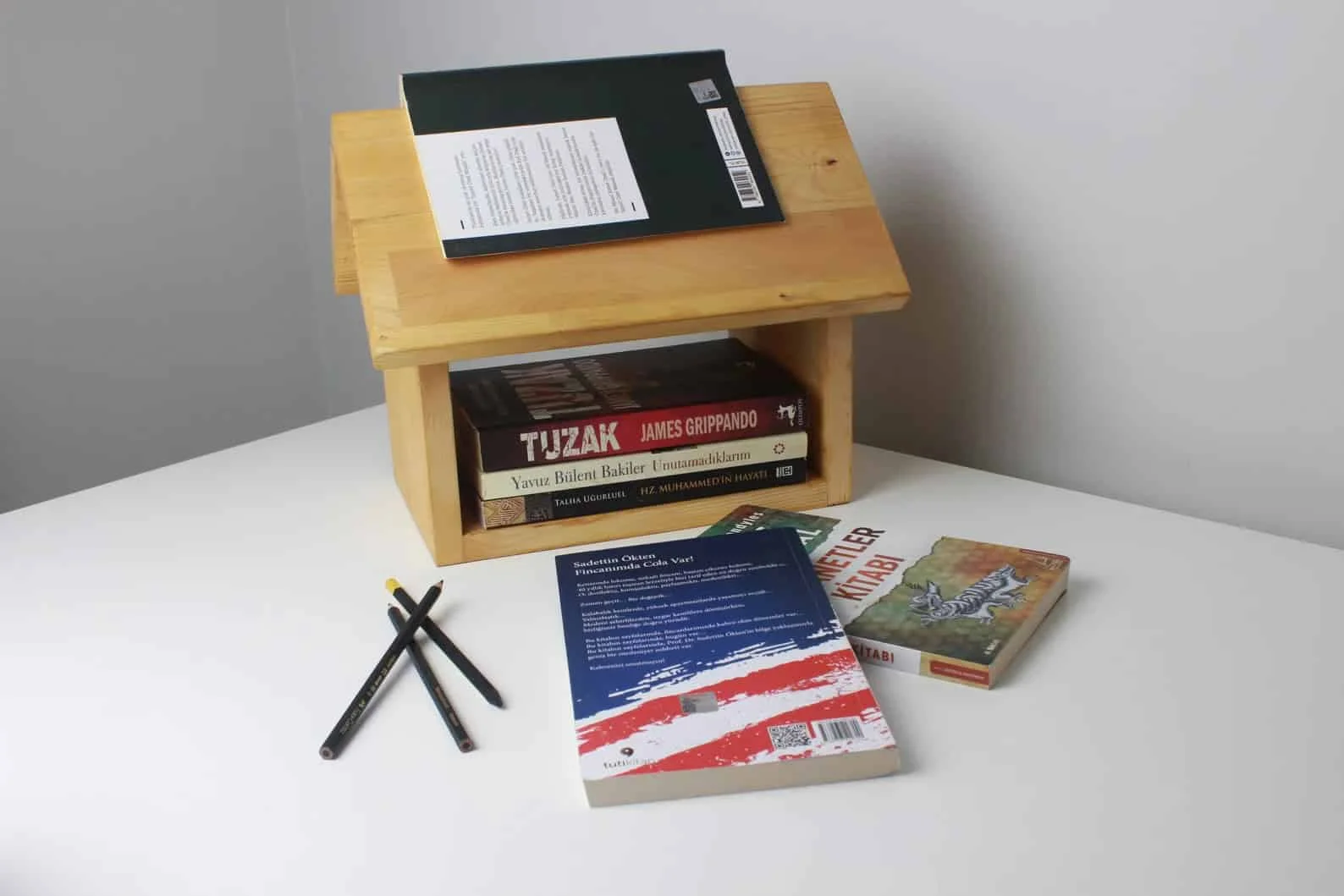 12. Casita de madera para libros