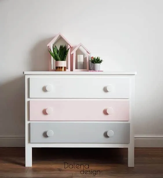 享受我们可爱的儿童床头柜收藏