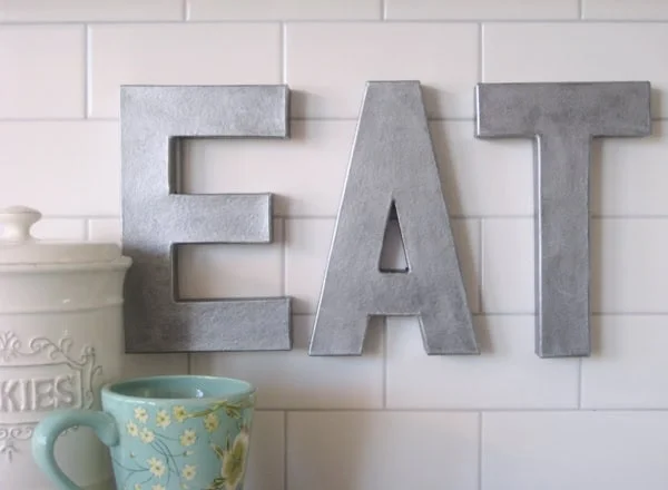 6. Decoración de cocina hecha por ti mismo en estilo antro con letras de zinc