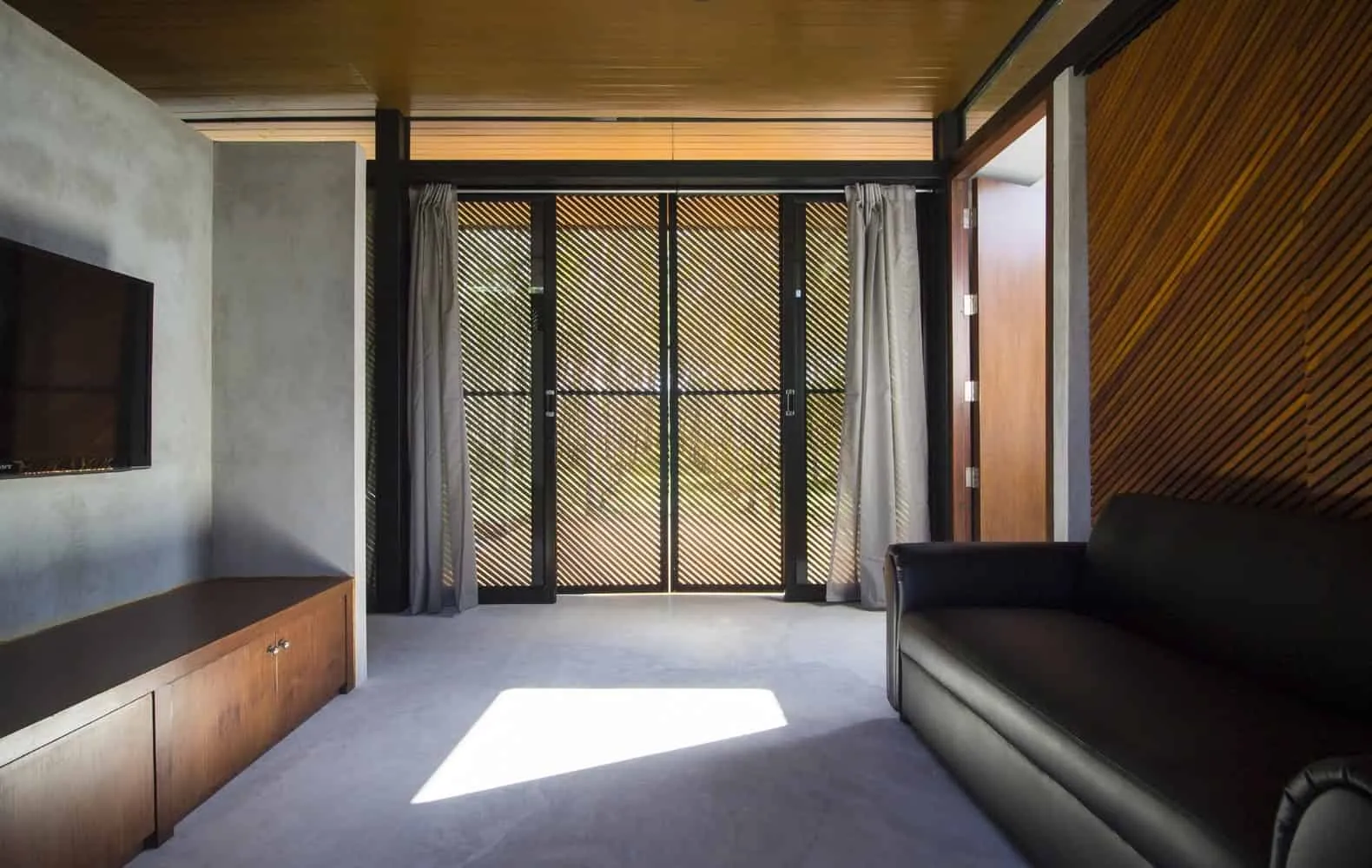 Fattahlung House by Architect Rakchai Noratedilok in Thailand