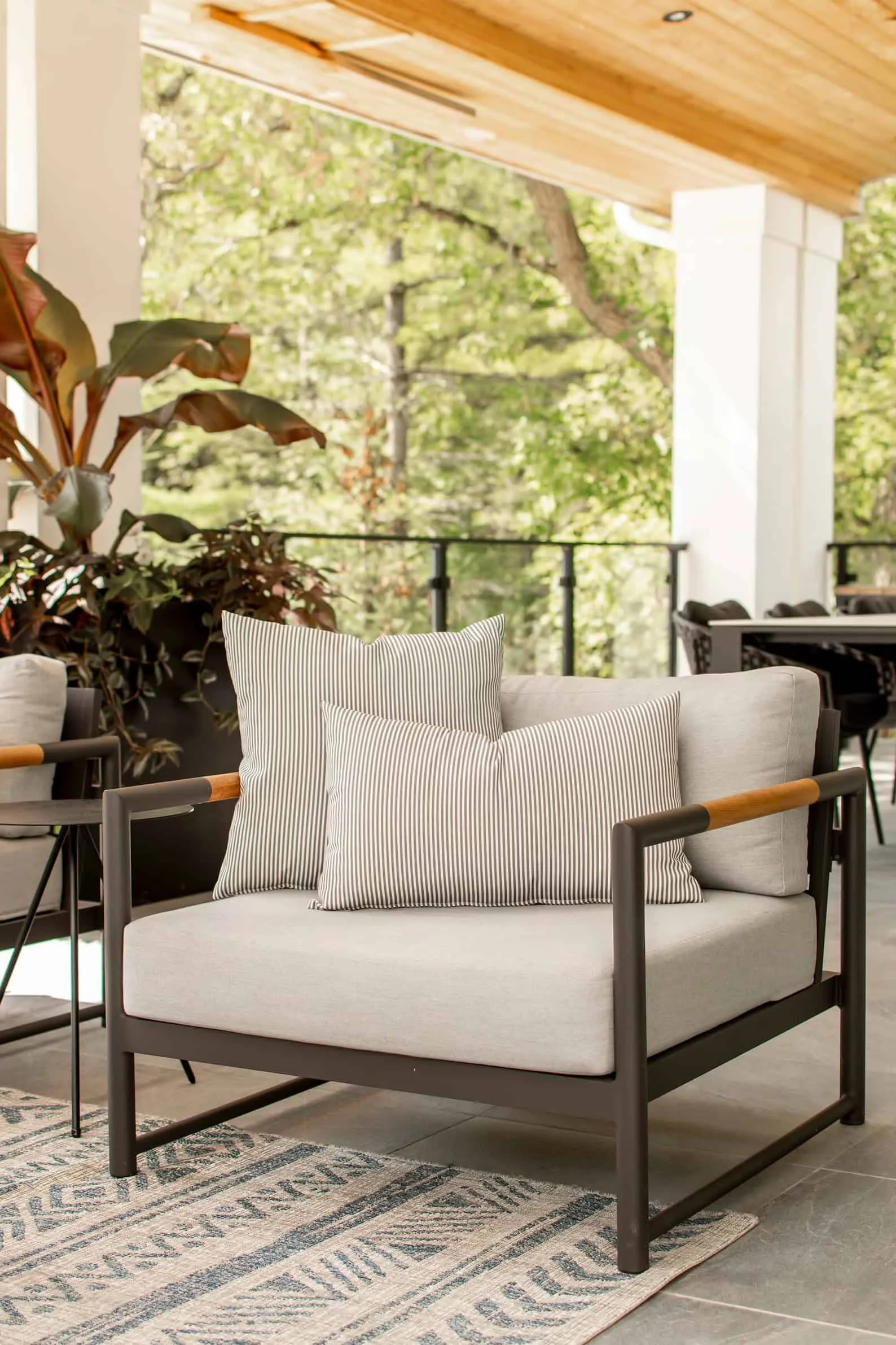 3. Cojín exterior gris y blanco