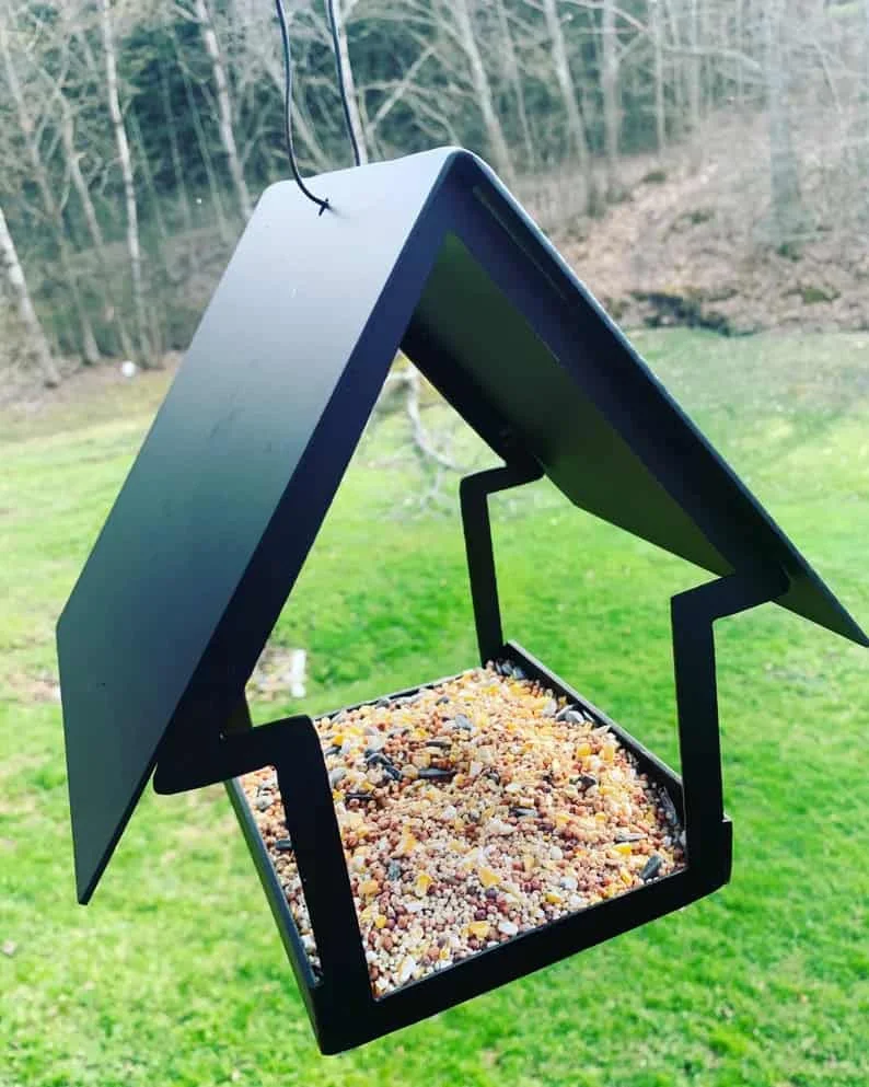 9. Пташина кормушка у формі будинку