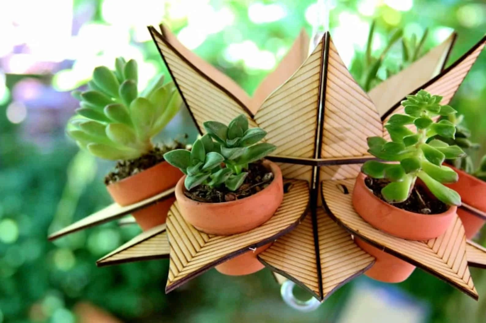 11. Maceta torre colgante con flores