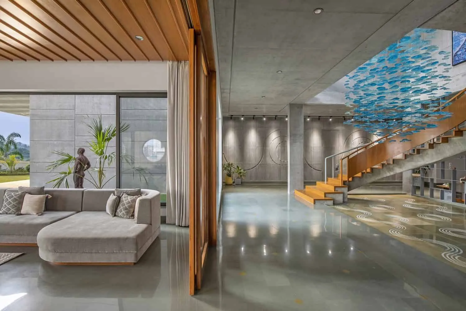 卡纳什·阿ssociates在印度瓦多达拉的混凝土别墅