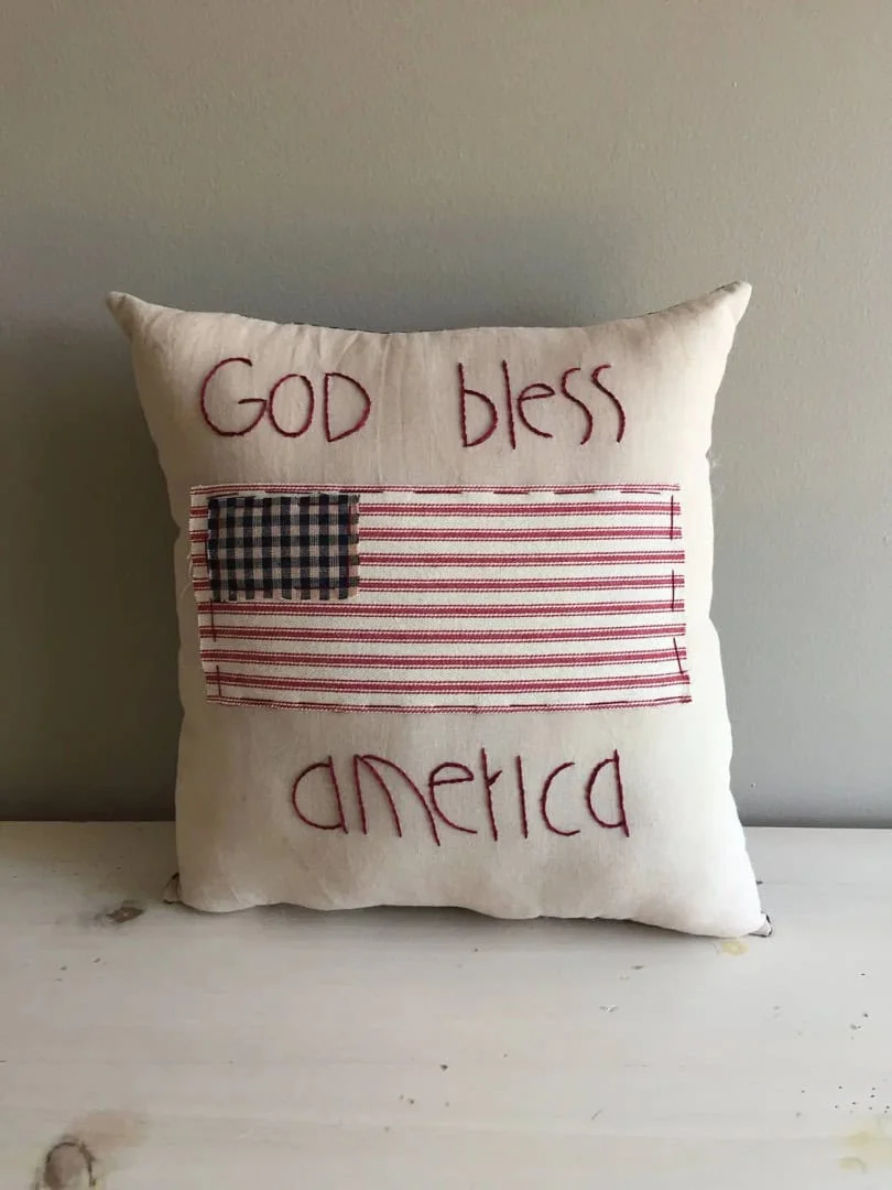 15. Підушка з написом “God bless America” у примітивному стилі