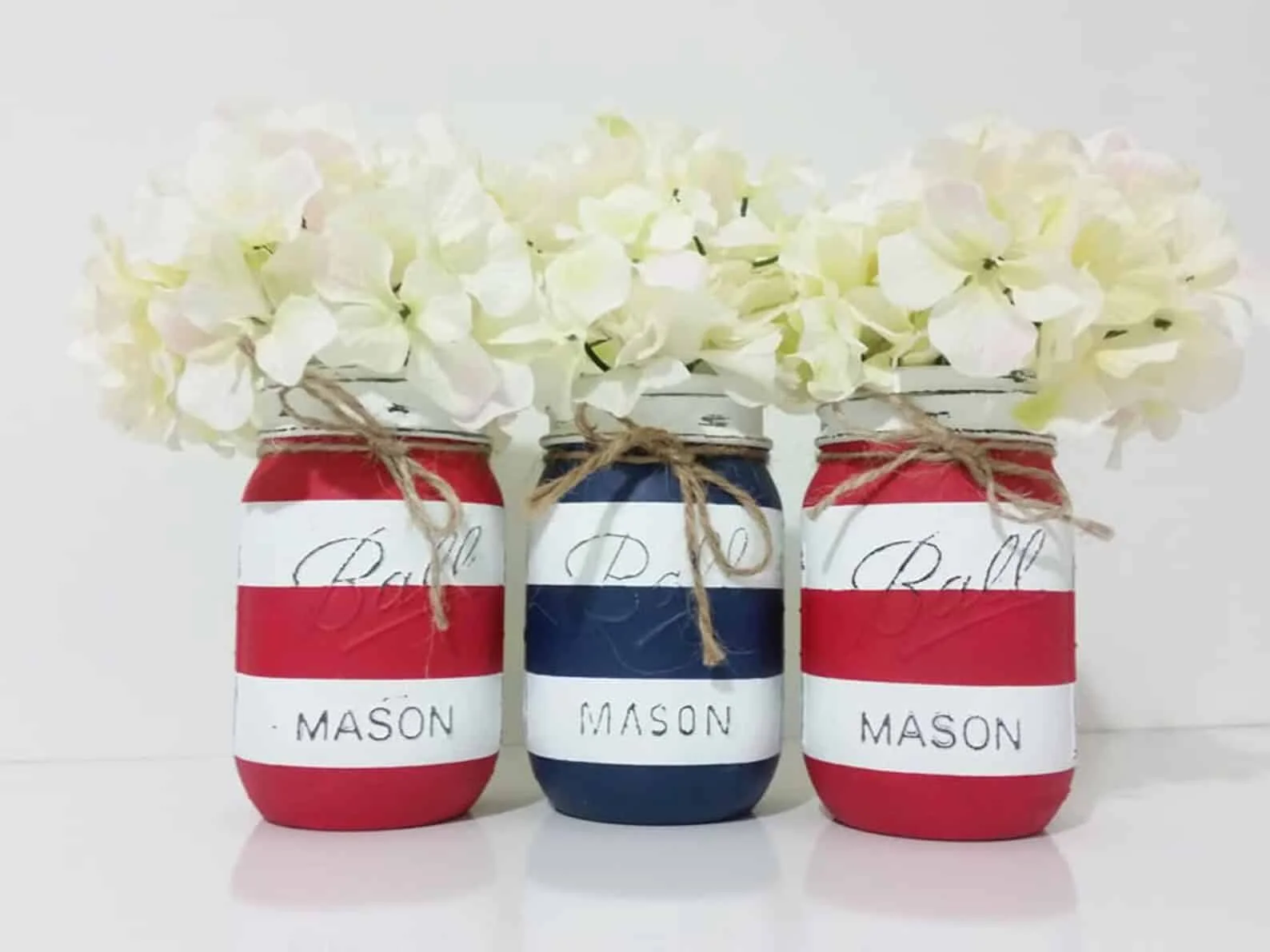 13. Мason-банки червоного, білого та синього кольору