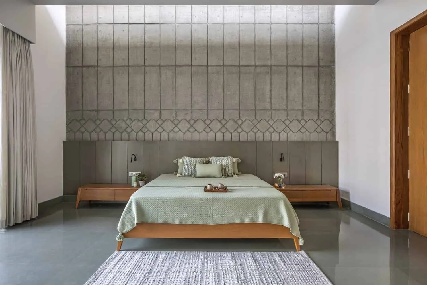 卡纳什·阿ssociates在印度瓦多达拉的混凝土别墅