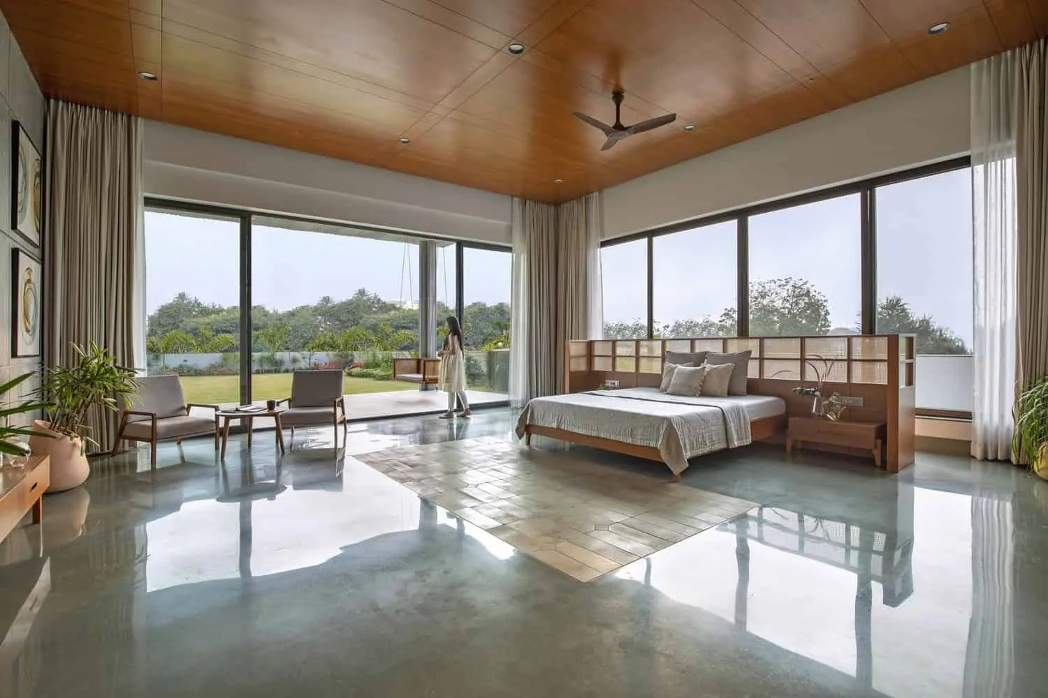 卡纳什·阿ssociates在印度瓦多达拉的混凝土别墅