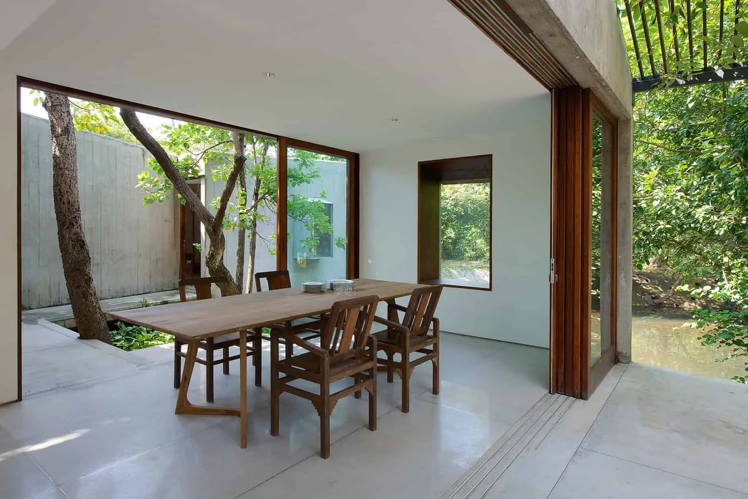 阿利巴格溪边住宅由Architecture BRIO设计，印度