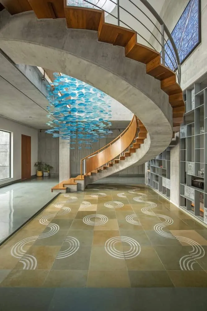 卡纳什·阿ssociates在印度瓦多达拉的混凝土别墅