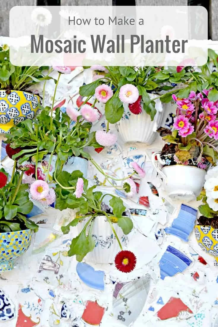 2. Crea un macetero en la pared increíble hecho de platos rotos