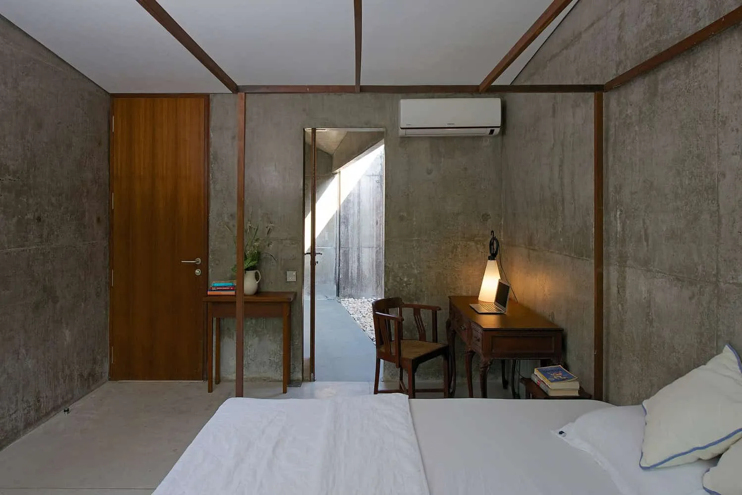 阿利巴格溪边住宅由Architecture BRIO设计，印度