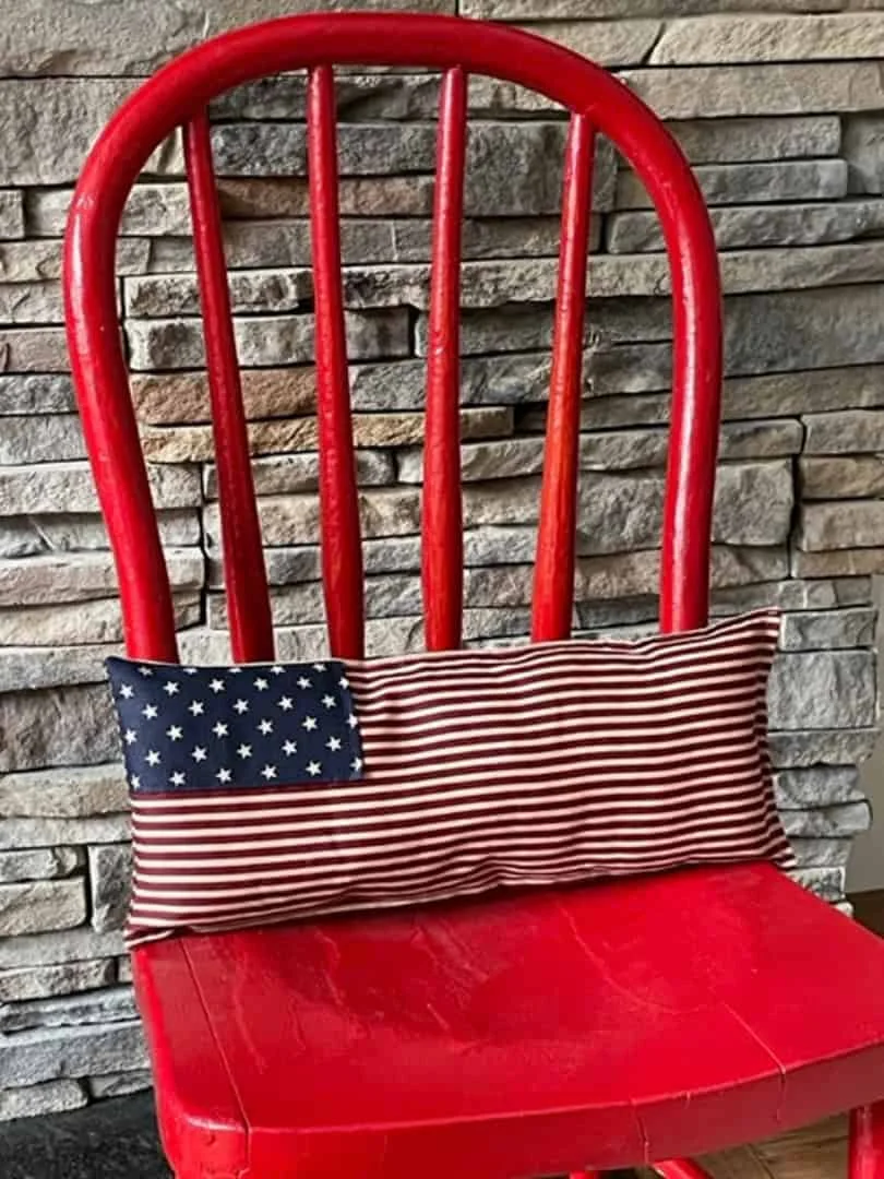 6. Підушка з вінтажним прапором