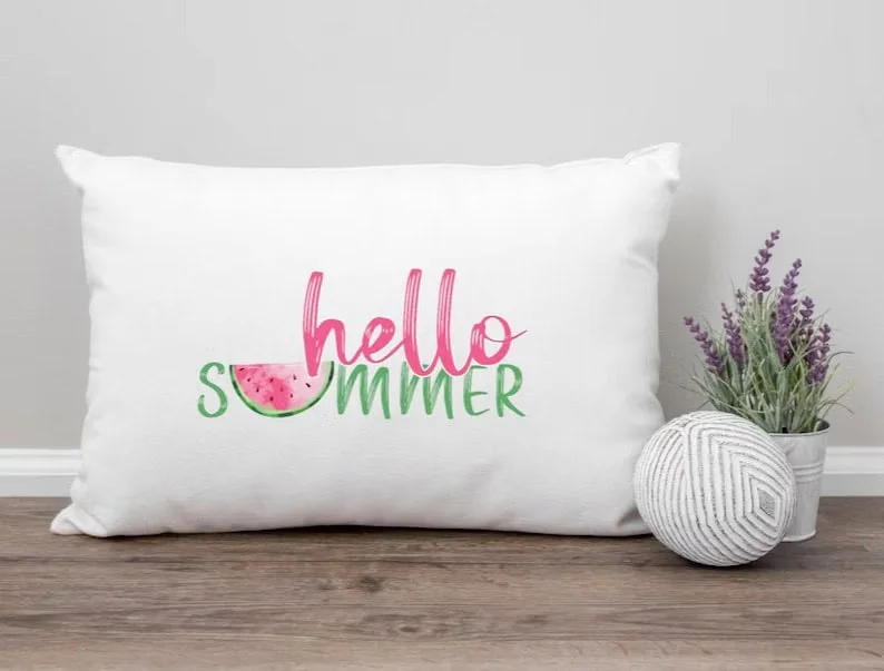 9. Almohada con estampado Hello Summer