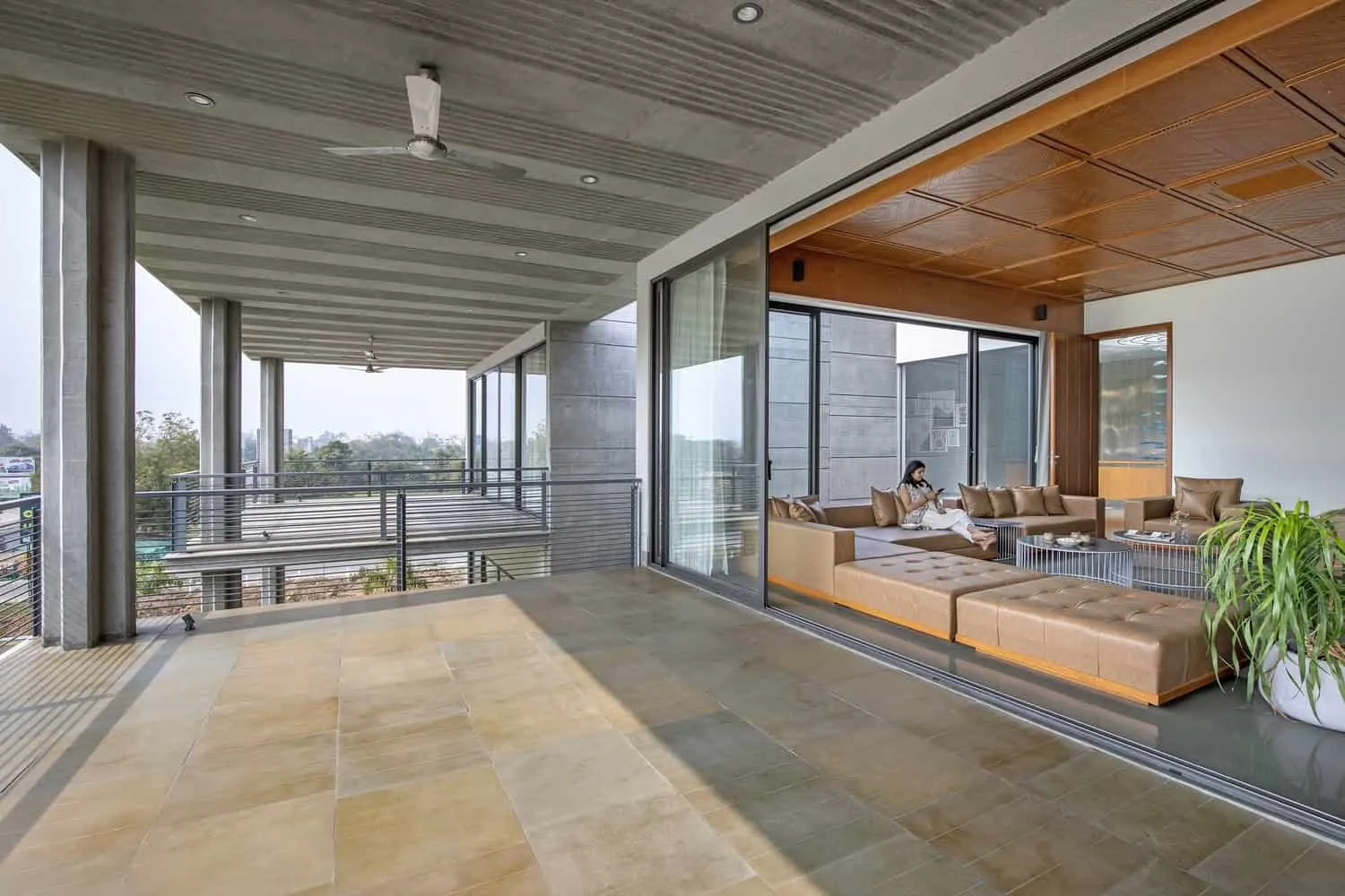 卡纳什·阿ssociates在印度瓦多达拉的混凝土别墅