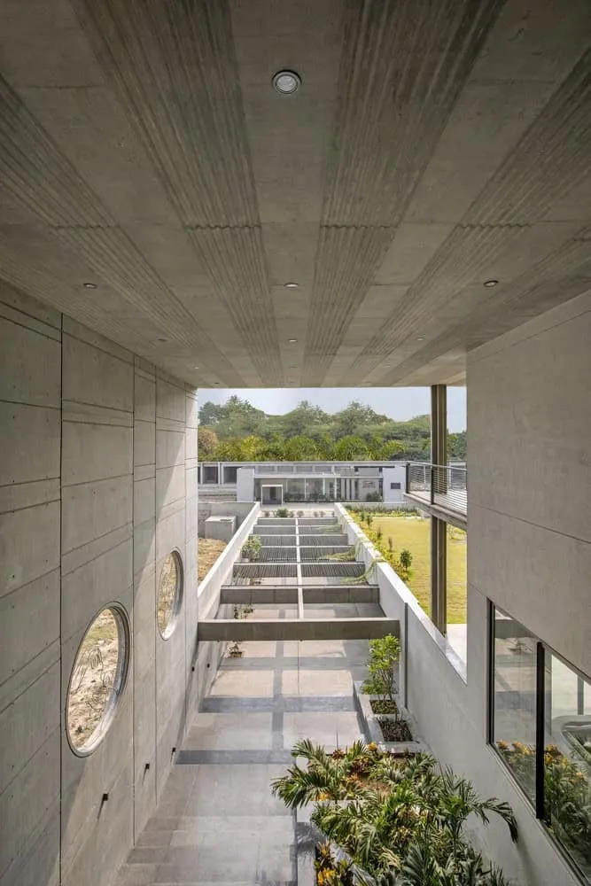 卡纳什·阿ssociates在印度瓦多达拉的混凝土别墅