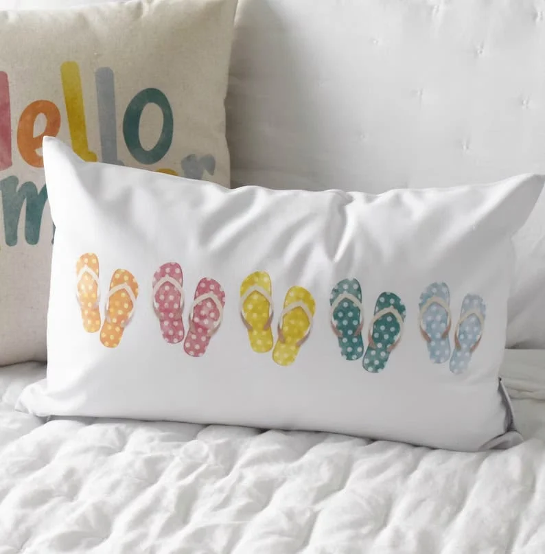 2. Almohada con zapatillas