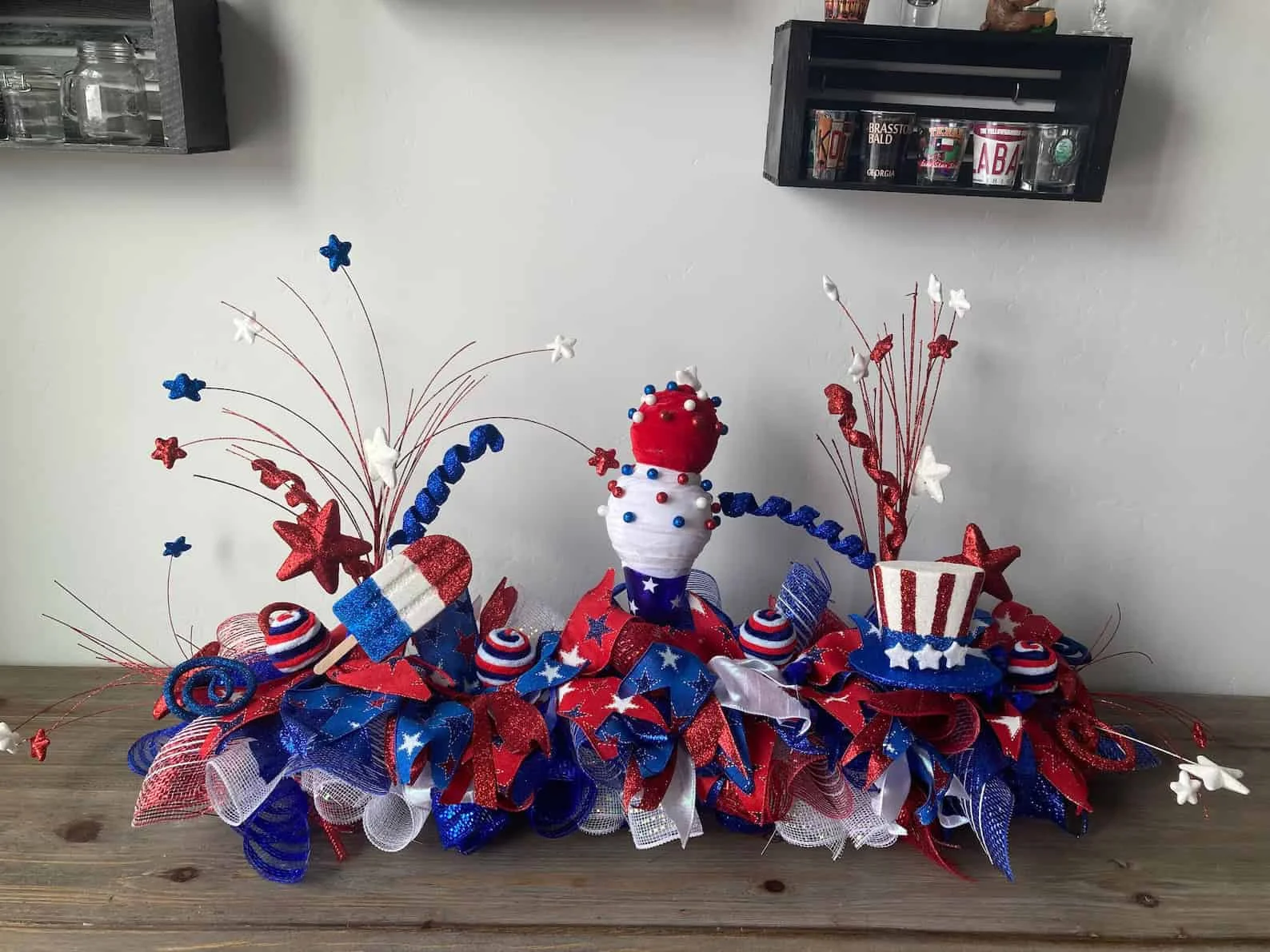 7. Centro de mesa encantador del 4 de julio con múltiples estrellas brillantes
