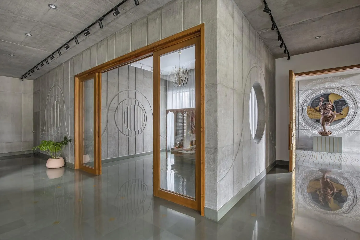 卡纳什·阿ssociates在印度瓦多达拉的混凝土别墅