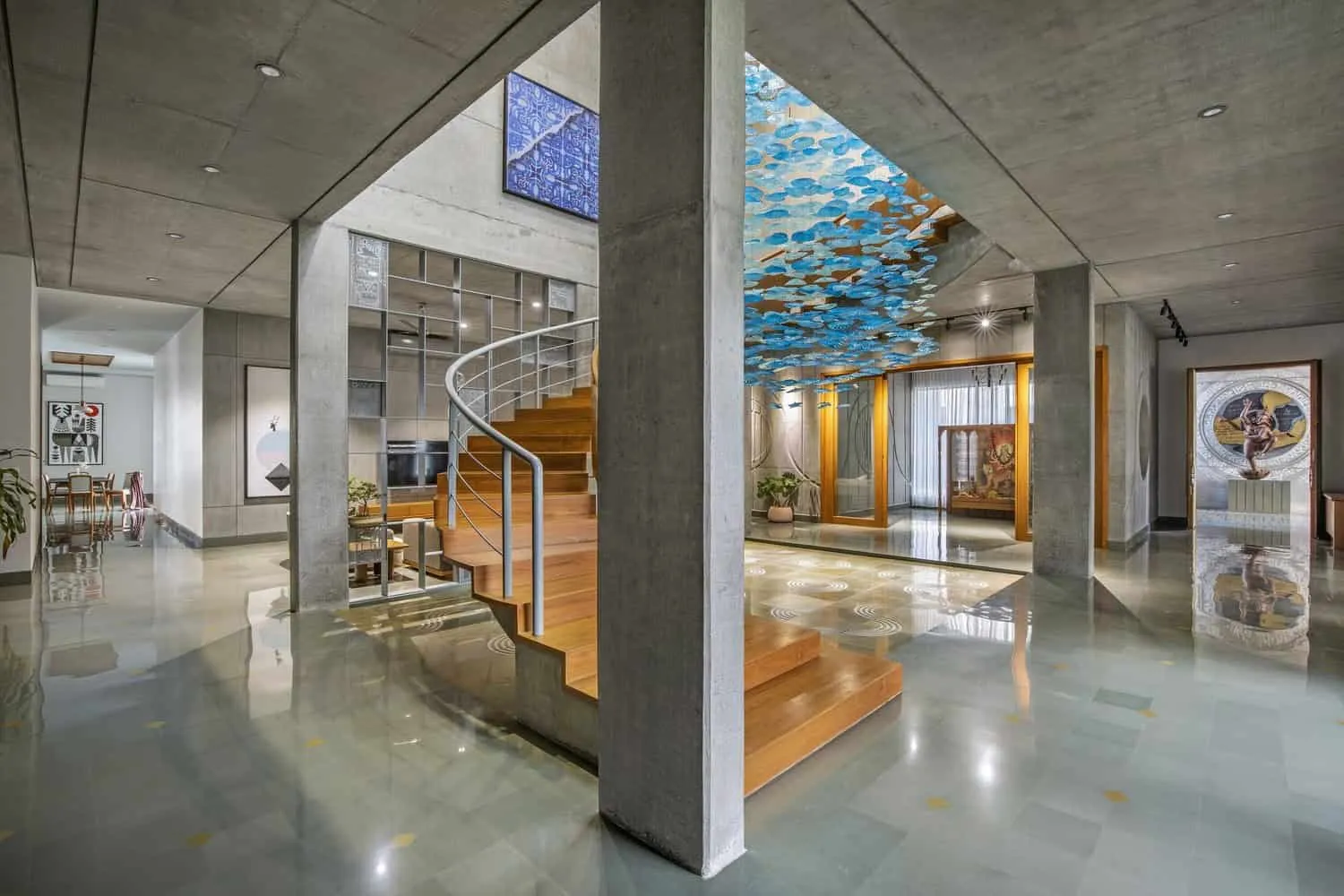 卡纳什·阿ssociates在印度瓦多达拉的混凝土别墅