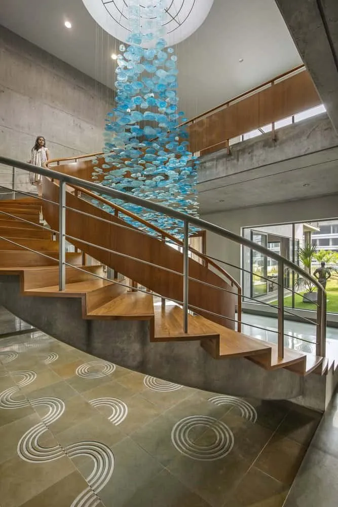 卡纳什·阿ssociates在印度瓦多达拉的混凝土别墅