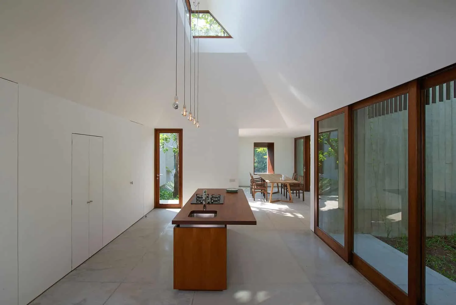 阿利巴格溪边住宅由Architecture BRIO设计，印度