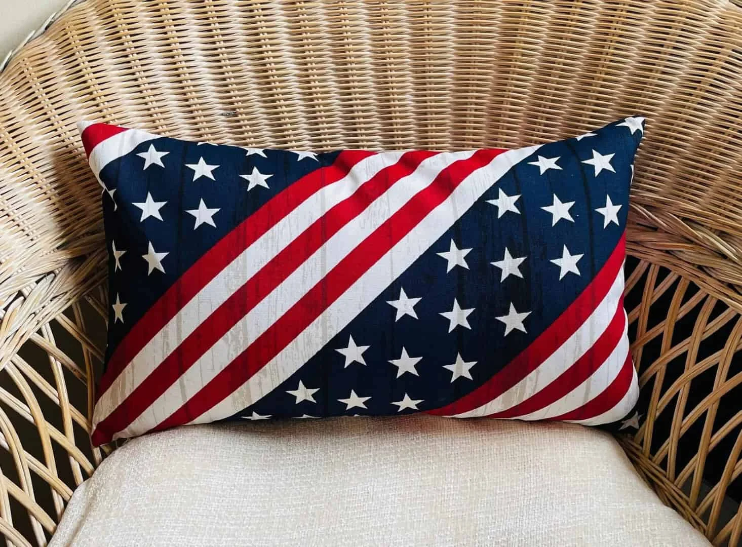 17. Патріотична підушка з червоним, білим і синім прапором