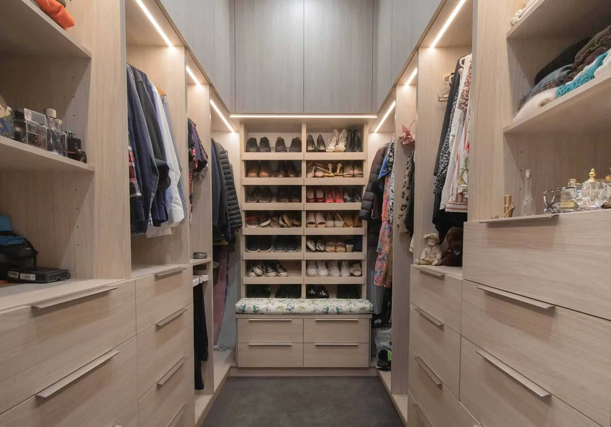 13. Habitación elegante con armario