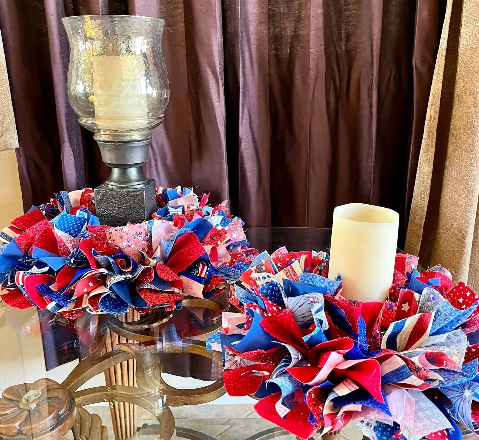 3. Tapiz de tela brillante rojo-blanco-azul con velas