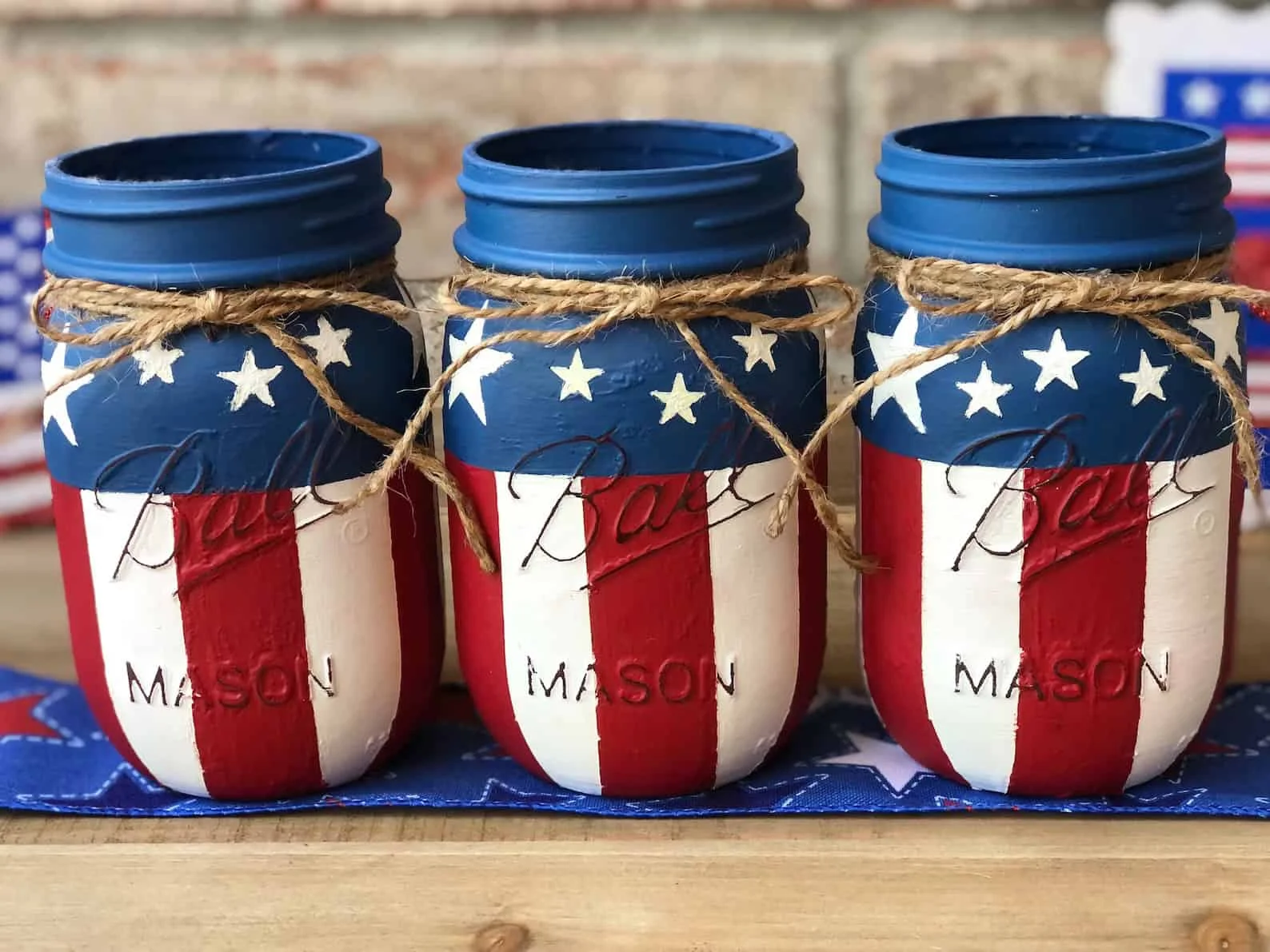 11. Рукописна мason-банка розміром з пінт для центрального елемента з американським прапором