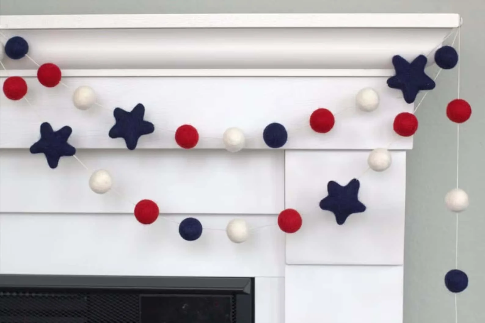 8. Guirnaldas de lana y estrellas rojas, blancas y azules